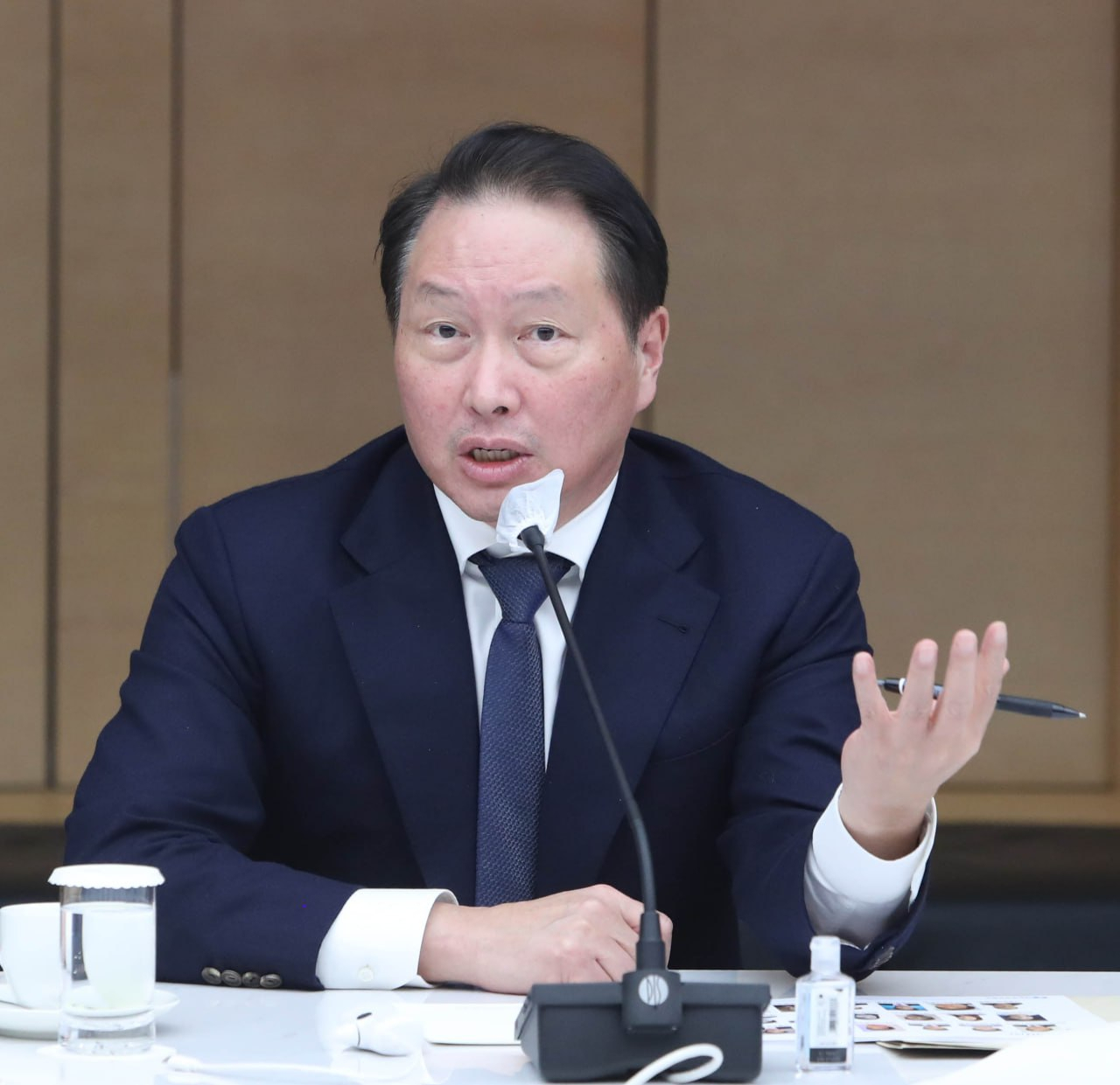 SK Group Chairman Chey Tae-won, who doubles as chairman of the Korea Chamber of Commerce and Industry, speaks at a year-end press conference at the KCCI headquarters in central Seoul, Monday. (KCCI)