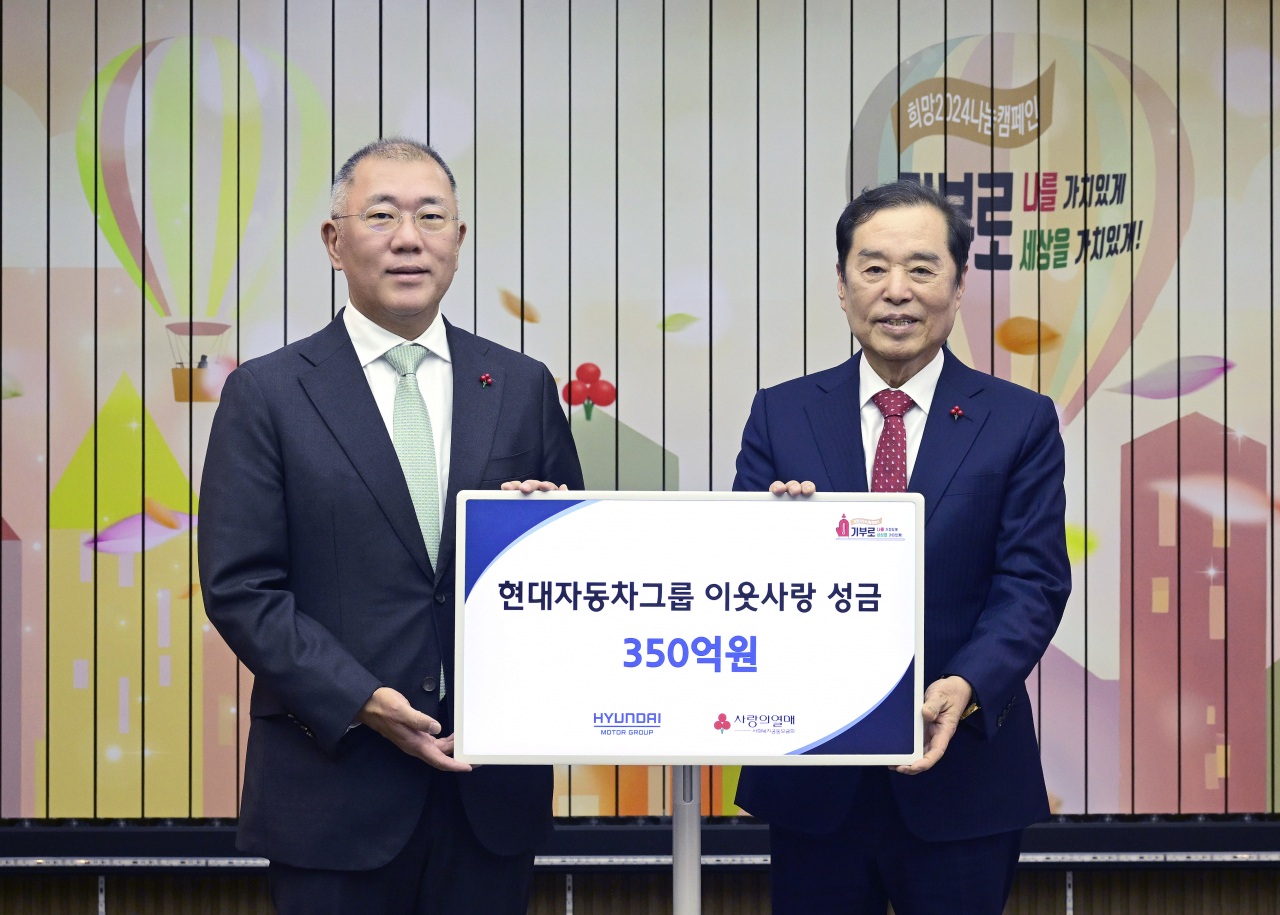 Hyundai Motor Group Executive Chair Chung Euisun (left) poses for a photo with Kim Byong-joon, chairman of Community Chest of Korea, to mark a 35 billion won donation to the charity in CCK's headquarters in Seoul on Monday. (Hyundai Motor Group)