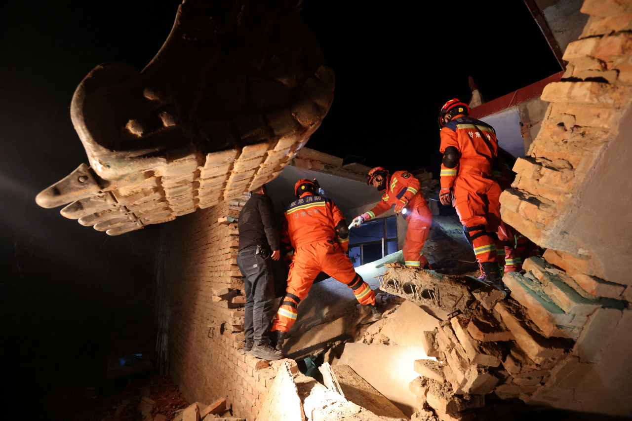 Rescue workers conduct search and rescue operations at Kangdiao village following the earthquake in Jishishan county, Gansu province, China, Tuesday. (Reuters-Yonhap)