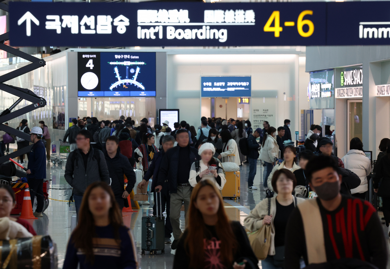Travelers are seen in the Incheon Airport international boarding area, Nov. 14. (Newsis)