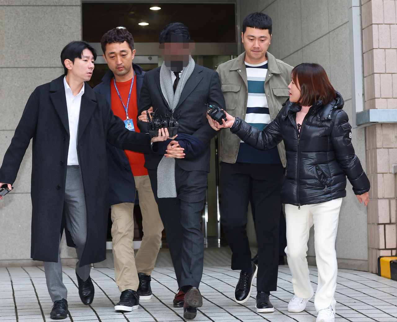 A doctor accused of providing drugs to actor Lee Sun-kyun is pictured leaving Incheon District Court on Nov. 27. (Yonhap)