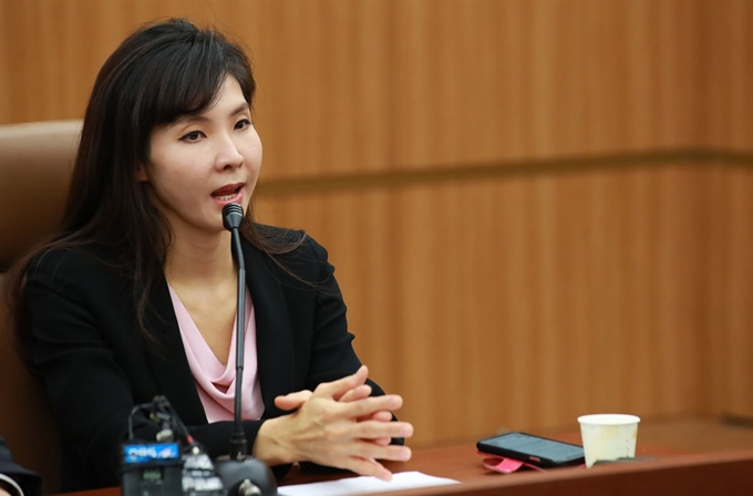 Picture of former prosecutor Seo Ji-hyun speaking. (Herald DB)