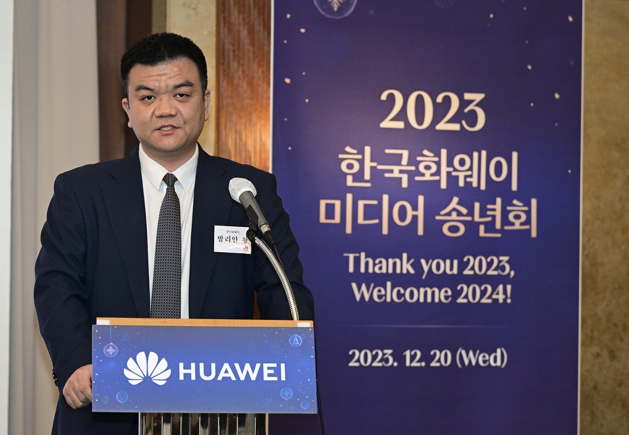 Huawei Technologies Korea's CEO Balian Wang speaks during a year-end press conference with local reporters at the Lotte Hotel in Seoul Wednesday. (Huawei Technologies Korea)
