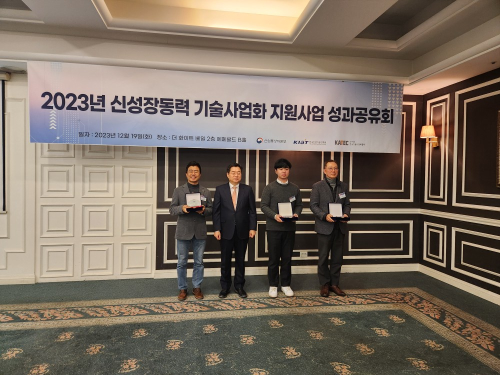 A.Virtual Chief Operating Officer Yang Jang-geun (left) poses for a photo after receiving a special award from the Korea Association of Technology Commercialization on the presentation day of the 2023 new growth engine industry commercialization supporting project, in Seoul, Monday. (A.Virtual)