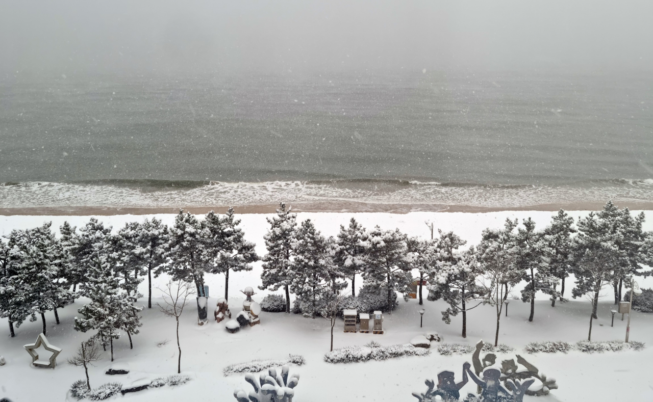Snow covers Daecheon Beach in Boryeong, South Chungcheong Province, Thursday. (Yonhap)