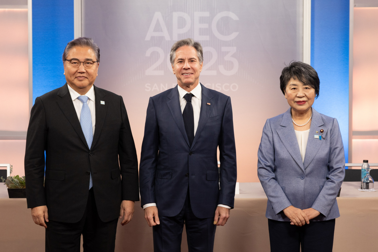 South Korean Foreign Minister Park Jin (left) meets with Secretary Antony Blinken (center) and Japanese Foreign Minister Kamikawa Yoko in San Francisco, California on Nov. 14. (State Department)