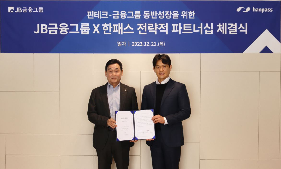 JB Financial Group Chairman Kim Ki-hong (left) and Hanpass CEO Kim Kyung-hoon pose for a photo after signing an investment agreement in Seoul on Thursday. (JB Financial Group)