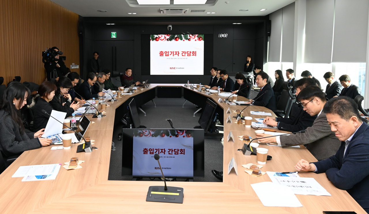 Korea Airports Corp. President Yoon Hyeong-jung (fourth from right) speaks during a press conference at the company's headquarters in Seoul, Thursday. (KAC)