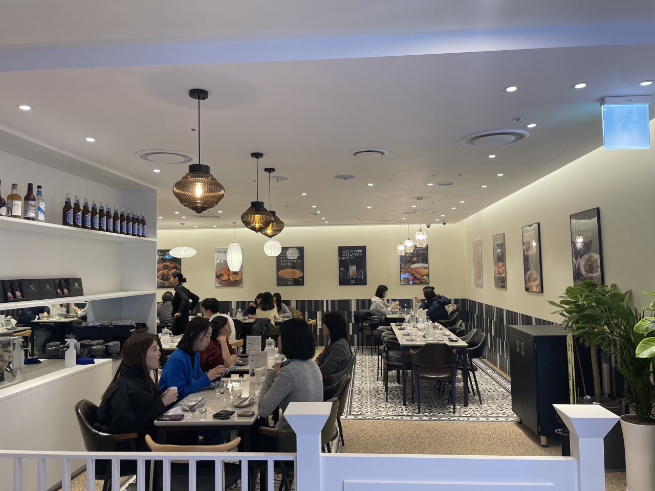 Customers enjoy food at Justin Quek's Flavours of Asia located inside Lotte Department Store's Myeong-dong branch in Seoul. (Kim Da-sol/The Korea Herald)