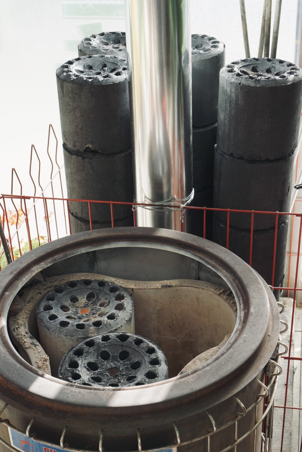 Coal briquettes are in use at a cosmetics store in Sabuk-eup, Gangwon Province. (No Kyung-min/The Korea Herald)
