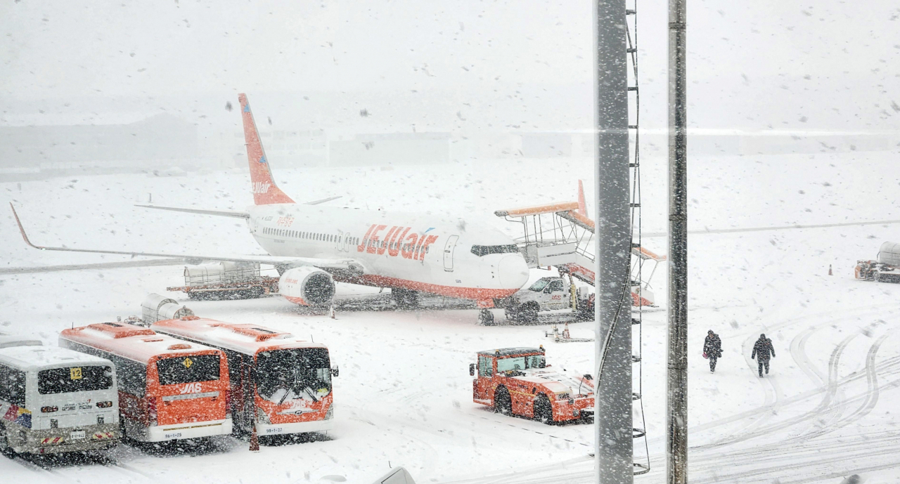 Heavy snowfall has suspended runway operations at Jeju International Airport, bringing a halt to all flights until at least 4 p.m. on Friday. (Yonhap)