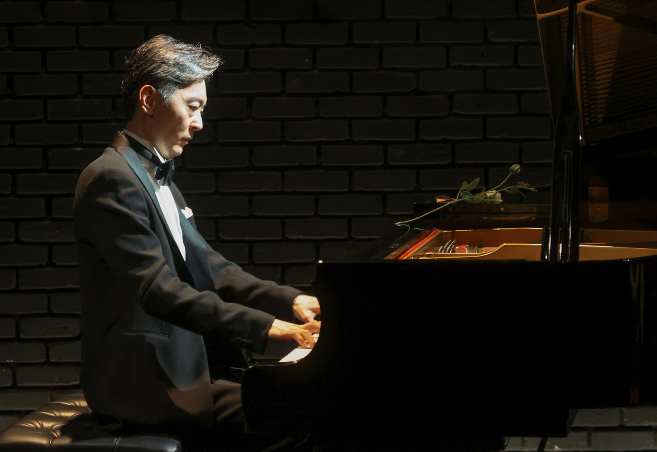 Shunji Hirota performs in “Chopin, Blue Note.” (Yonhap)