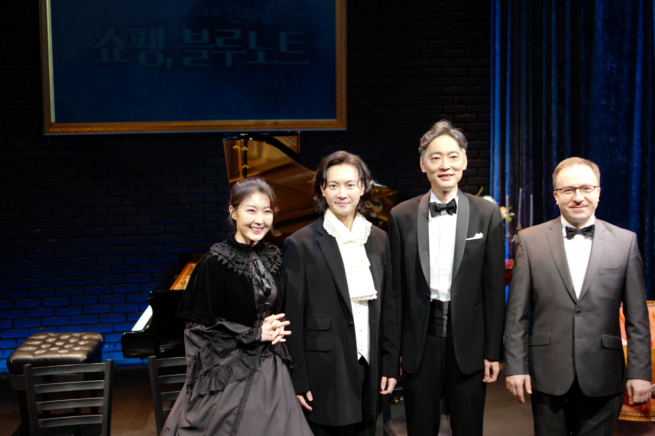 From left, actors Lee Da-hae, Ryu Young-bin, pianists Shunji Hirota and Piotr Kupka pose for a group photo at Sanwoollim, a theater in Mapo-gu, western Seoul. (Sanwoollim)