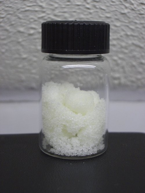 Sodium nitrite crystals in a bottle (W. Oelen)