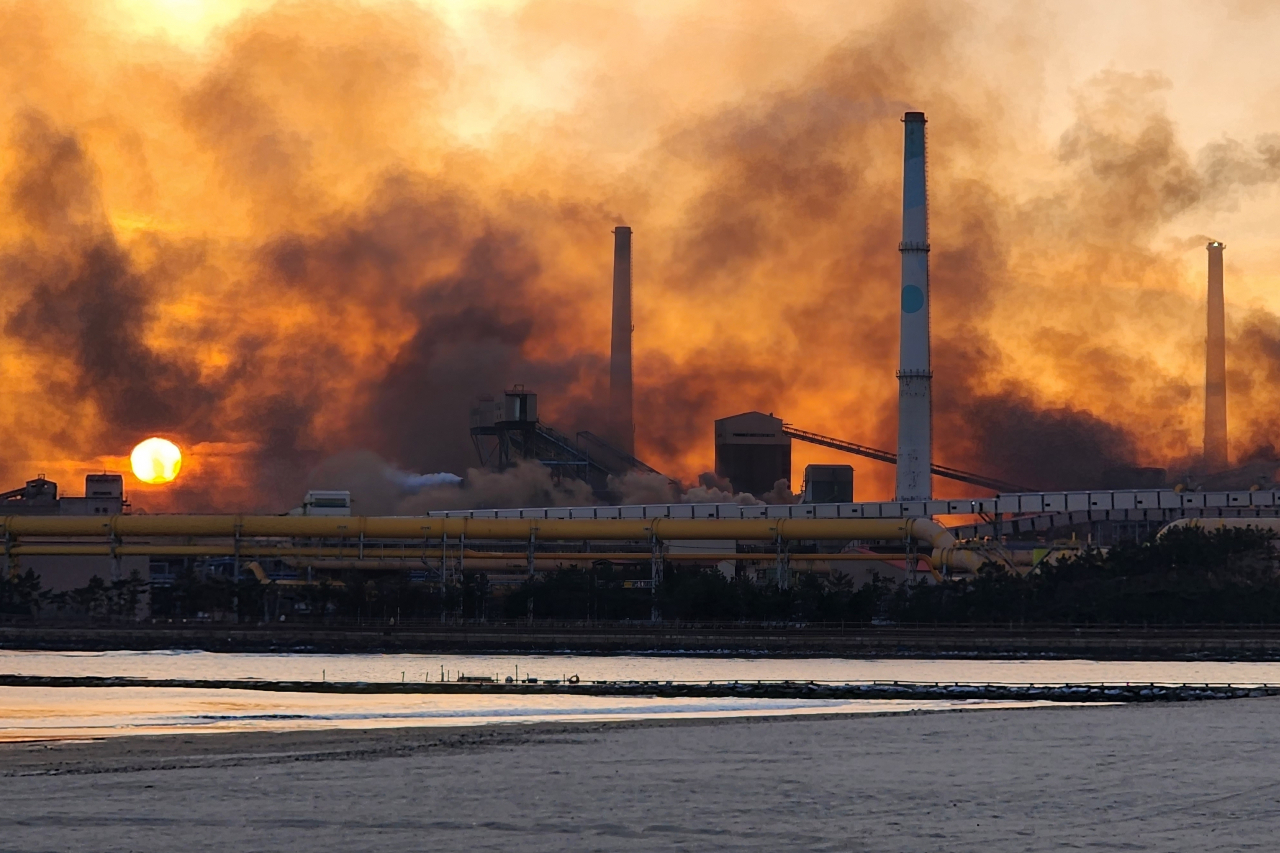 Black smoke fills the area after a fire broke out at the POSCO Pohang Steel in Pohang, North Gyeongsang Province, Saturday. (Yonhap)