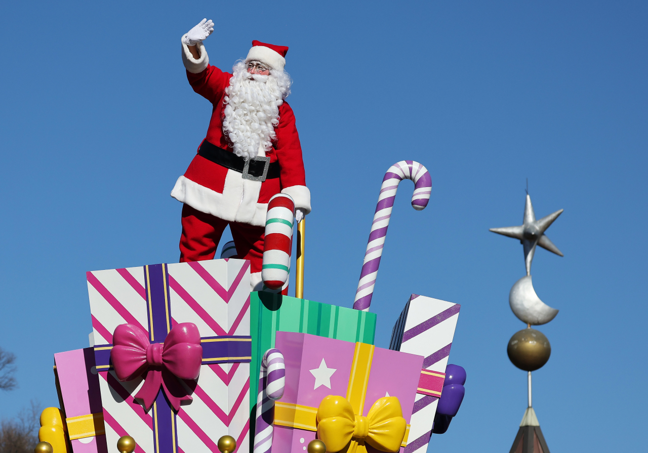 A Santa waves at children during a Christmas-themed parade hosted by one of South Korea's biggest amusement parks, Everland in Yongin, Gyeonggi Province. (Yonhap)