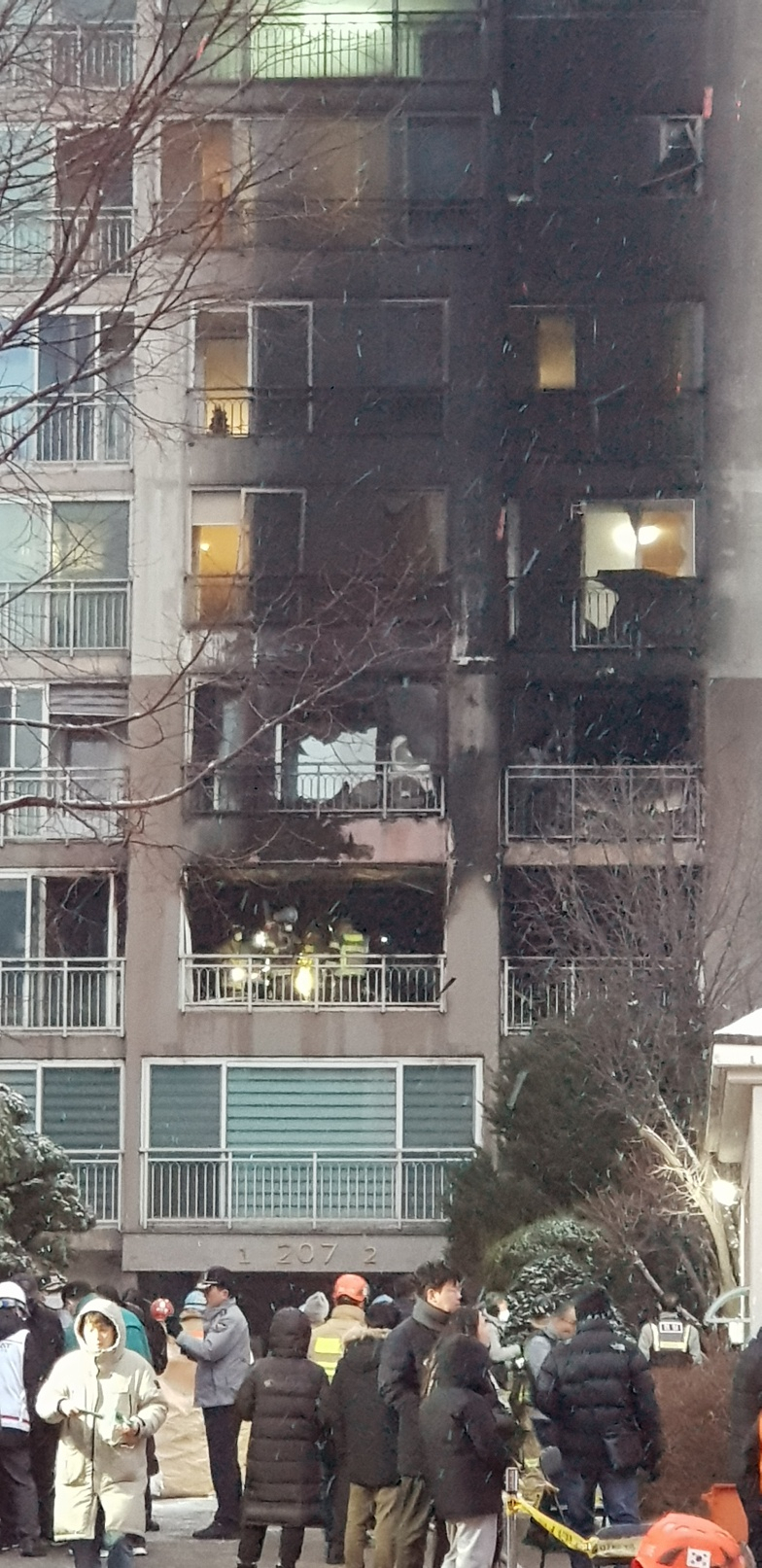 This photo, provided by a citizen on Monday, shows parts of an apartment building charred by a fire in Seoul's Dobong district at around 4:58 a.m. (Yonhap)