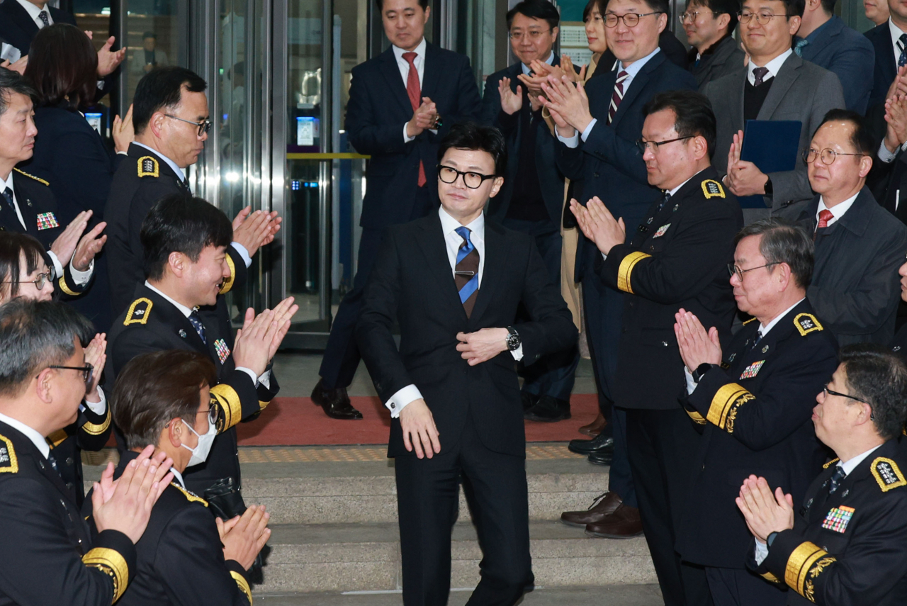 Justice ministry employees clap for former minister Han Dong-hoon after a farewell ceremony held at the government complex in Gwacheon, Gyeonggi Province on Dec. 21. (Yonhap)