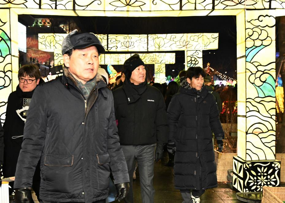 Seoul Mayor Oh Se-hoon walks in Gwanghwamun Square, where 