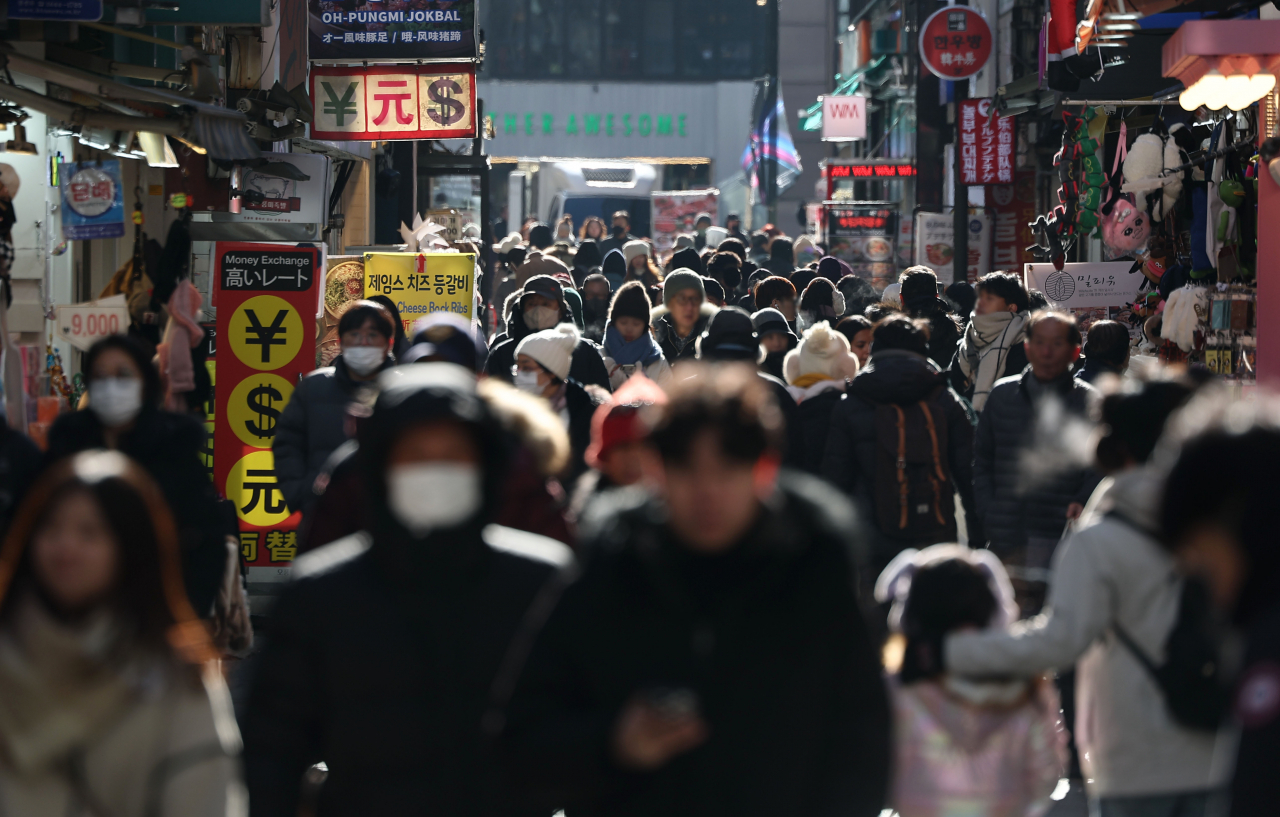 People walk on the main street in the Myeong-dong area, Seoul, Dec. 17. (Yonhap)