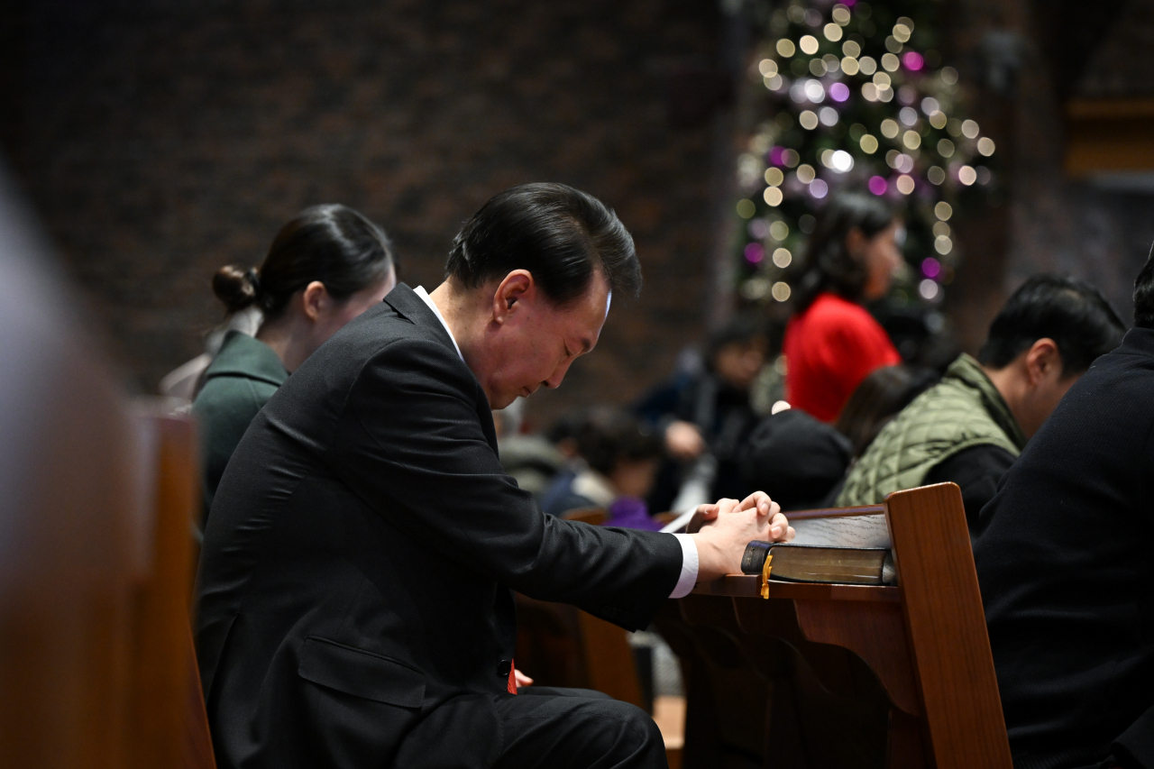 President Yoon Suk Yeol attended a Christmas service at the Chungdong First Methodist Church in central Seoul, Monday. (Yonhap)