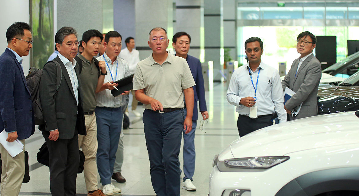 Hyundai Motor Group Executive Chair Chung Euisun visits Hyundai Motor Company's manufacturing site in India in Aug. 2023. (Hyundai Motor Group)