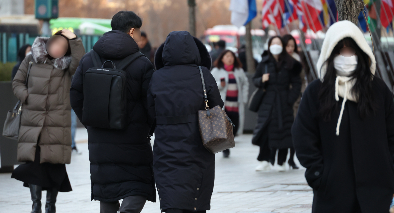Commuters are seen in Jongno, central Seoul, Nov.29. (Yonhap)