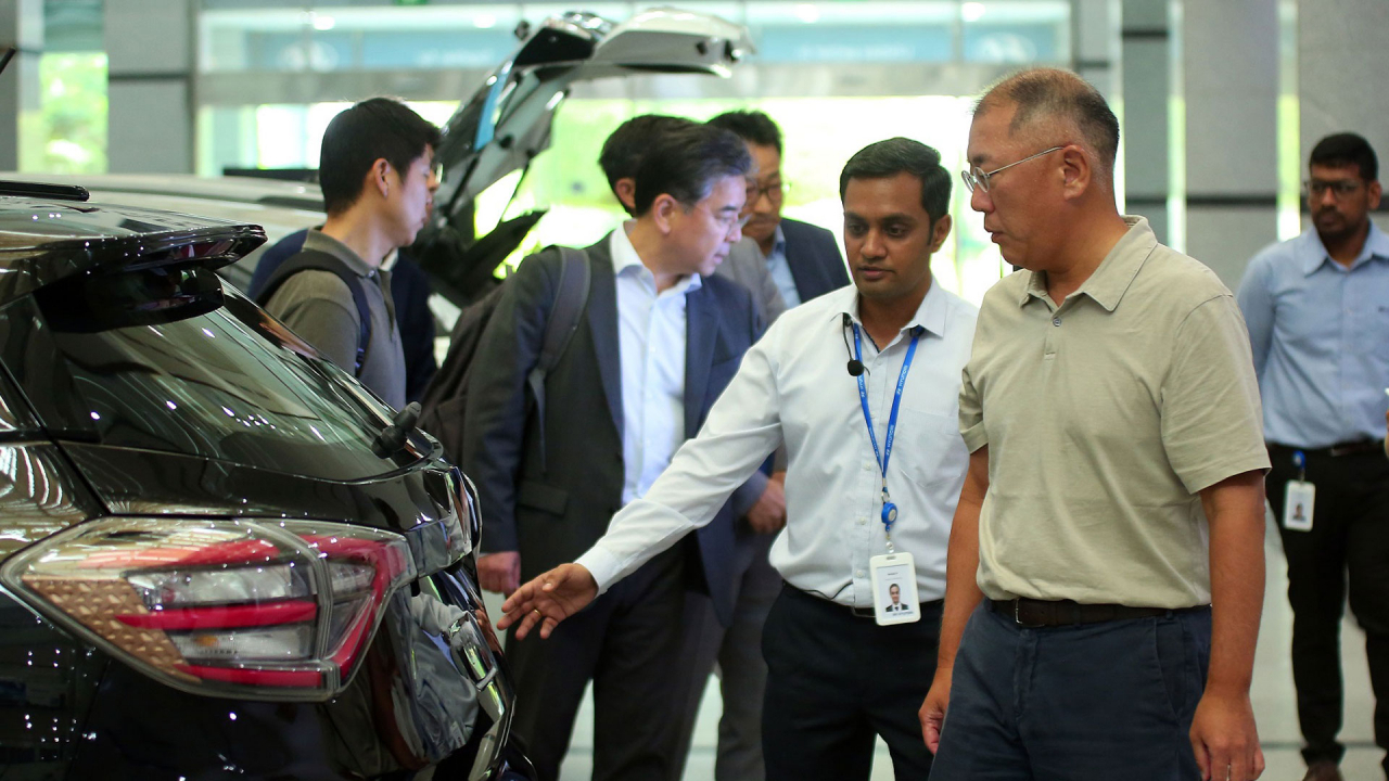 Hyundai Motor Group Executive Chair Chung Euisun looks around the automaker's facility in India in August. (Hyundai Motor Group)