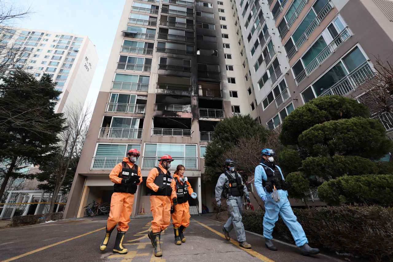 Police and fire officials conduct a joint forensics investigation at a high-rise apartment in Dobong-gu, northern Seoul, where a large-scale fire broke out early morning on Christmas day, causing two deaths and 30 injuries. (Yonhap)