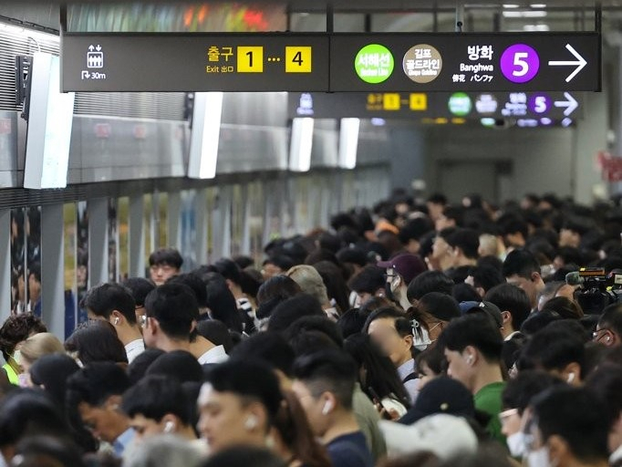 Passengers wait to board the subway at Line No. 9's Gimpo International Airport Station during the morning rush hour. (Yonhap)
