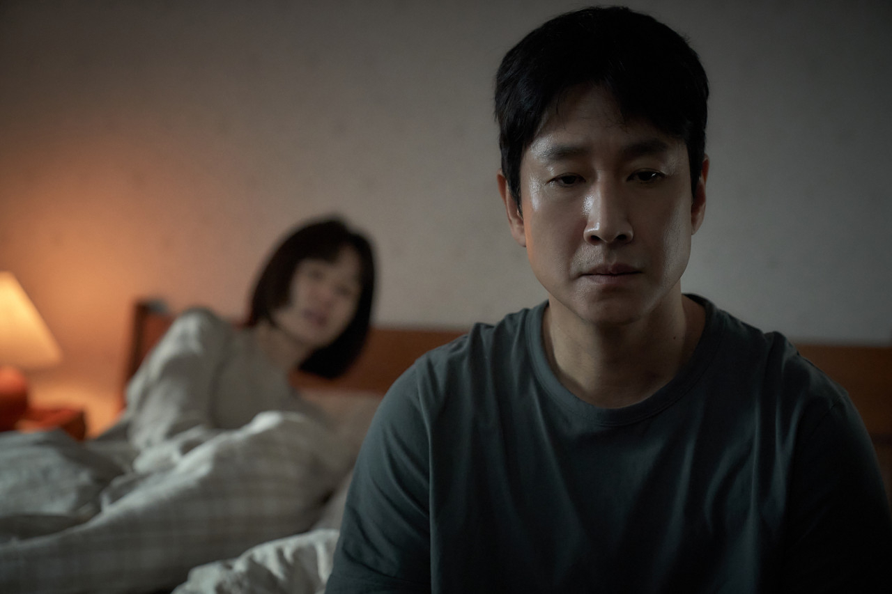 Lee Sun-kyun in 2023 black comedy horror mystery thriller film 