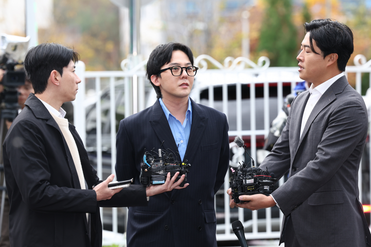 Kwon Ji-yong, more widely known as G-Dragon of K-pop group Big Bang, speaks to reporters before entering the Incheon Metropolitan Police building for questioning over alleged drug use, Nov. 6. (Yonhap)