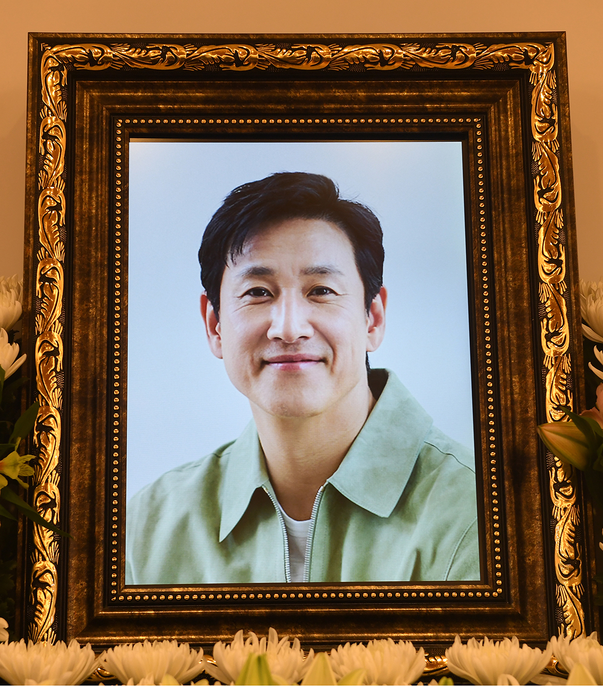 Actor Lee Sun-kyun's portrait is put at his funeral altar at Seoul National University Hospital’s funeral hall in Jongno-gu, Seoul, Thursday. (Joint Press Corp.)