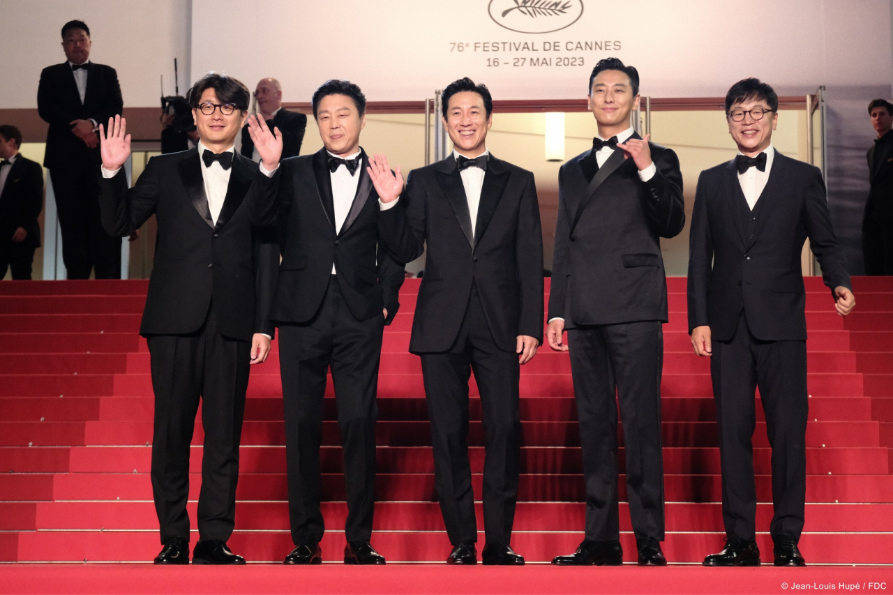 Lee Sun-kyun (center) poses for a photo during the 76th Cannes Film Festival where he was invited for the Midnight Screenings section with “Project: Silence” in May. (Cannes Film Festival)