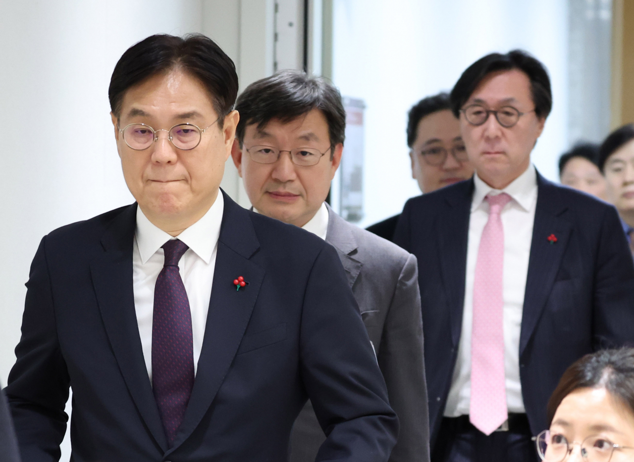 From left: Chief of staff appointee Lee Kwan-sup, Policy Chief Secretary appointee Sung Tae-yoon and National Security Office Director appointee Chang Ho-jin enter the briefing room of the presidential office in Seoul on Thursday. (Yonhap)
