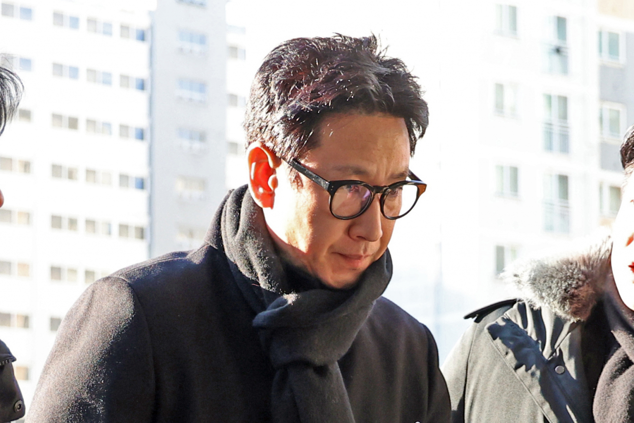 Actor Lee Sun-kyun arrives at the office of the Incheon Metropolitan Police Agency in Incheon on Saturday for the third round of police questioning on suspicions of drug use. (Yonhap)