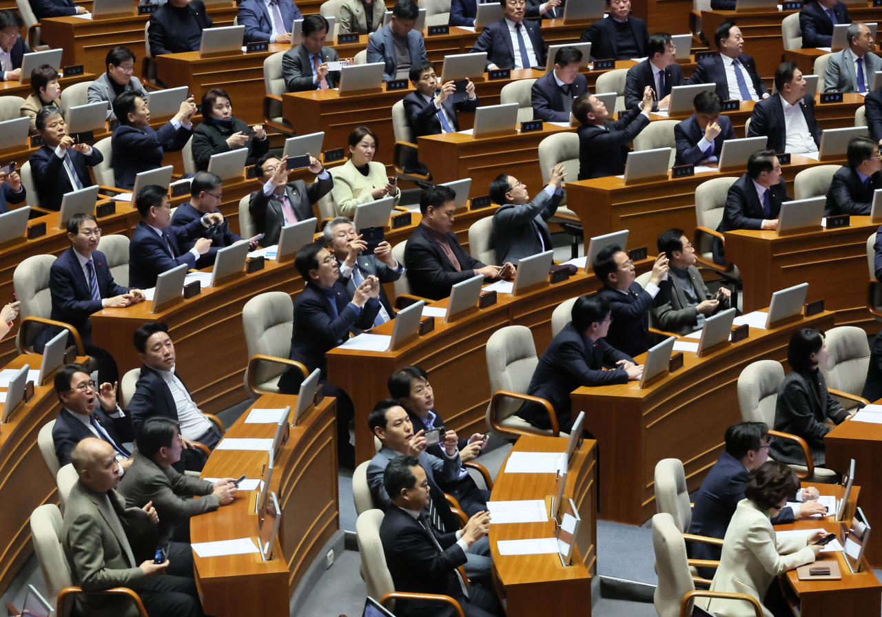 The main opposition Democratic Party of Korea lawmakers gathered at the National Assembly in western Seoul to vote for two contentious special investigation bills, which includes one pushing for probe into First Lady Kim Keon Hee, on Thursday. (Yonhap)