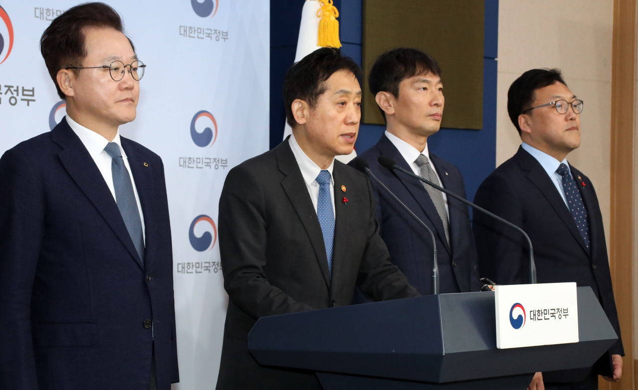 Financial Services Commission Chairman Kim Joo-hyun speaks during a press briefing after a pan-government emergency meeting in the annex building of the Government Complex Seoul on Thursday. (Yonhap)