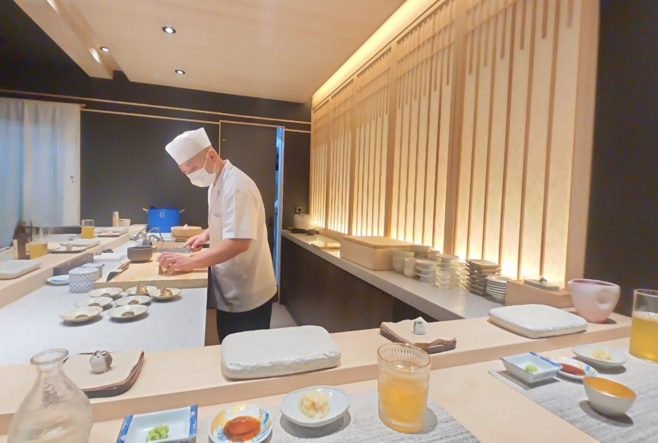 Chef Oh Yong-tak prepares dishes at Ooki in Nonhyeon-dong, Seoul, on Tuesday. (Lee Jung-youn / The Korea Herald)