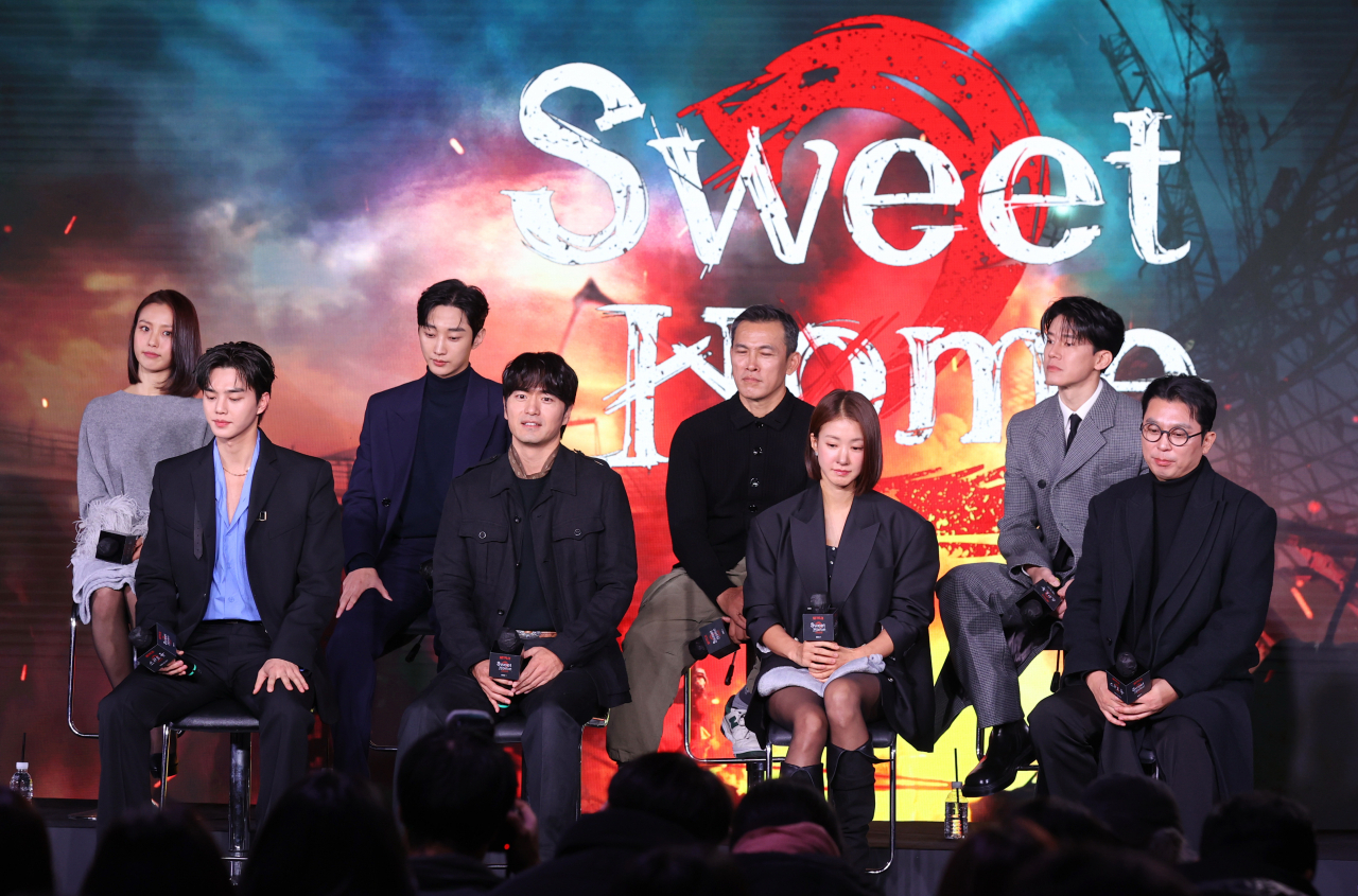 Director Lee Eung-bong and the cast of Netflix drama 