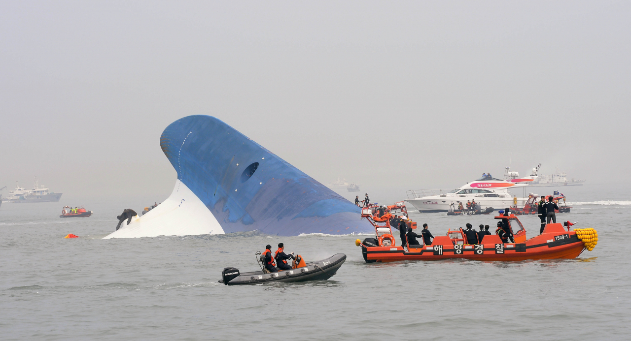 Maritime police search for missing passengers in this photo taken on April 17, 2014, a day after the incident. Only the keel of the Sewol ferry is visible above the surface. (Korea Herald file photo)