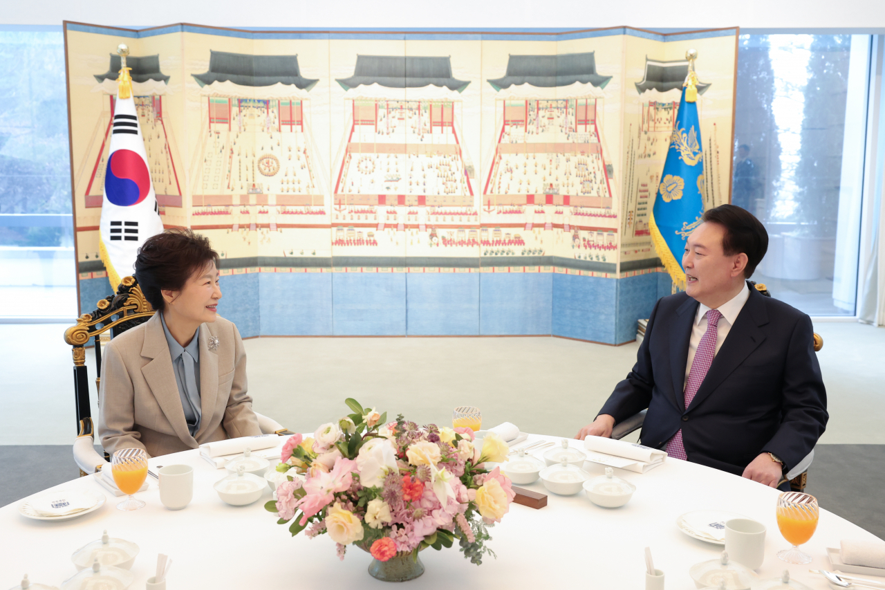 President Yoon Suk Yeol (right) talks with former President Park Geun-hye over a luncheon at Yoon's official residence in Seoul, Friday. (Presidential Office)