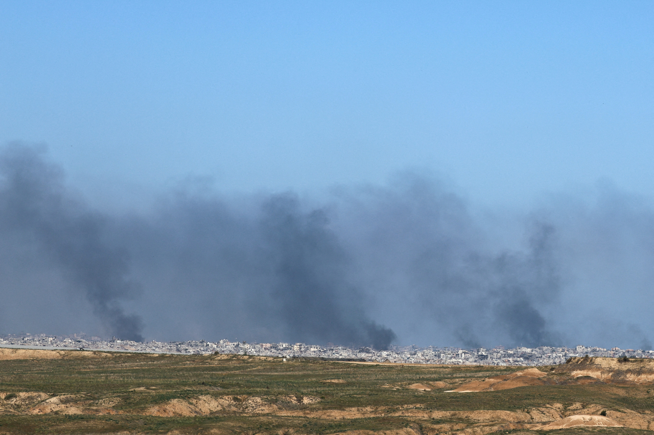 Smoke rises over Gaza, amid the ongoing conflict between Israel and the Palestinian Islamist group Hamas, as seen from southern Israel, on Friday (local time). (Reuters-Yonhap)