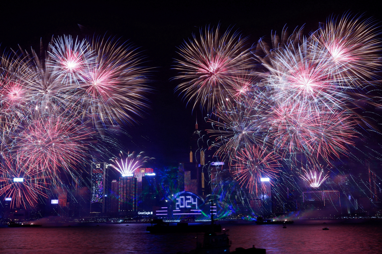 Fireworks explode over Victoria Harbor to celebrate the New Year in Hong Kong, China Monday. (Reuters-Yonhap)