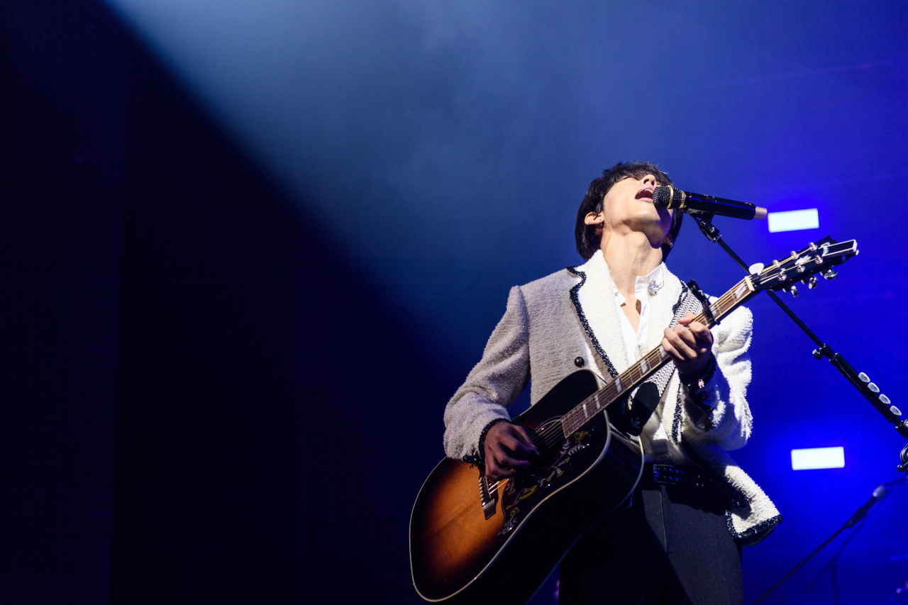 Lee Seung-yoon sings during his solo concert, Saturday. (Mareumo)