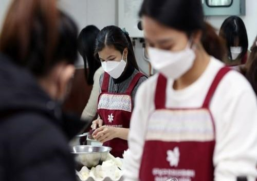 Marriage migrants are seen preparing rice cake soup. (Unrelated to the article).
