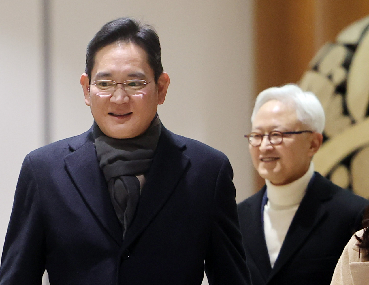 Samsung Electronics Chairman Lee Jae-yong is seen at Gimpo Airport as he returns from his trip to the Netherlands, Dec. 15. (Yonhap)