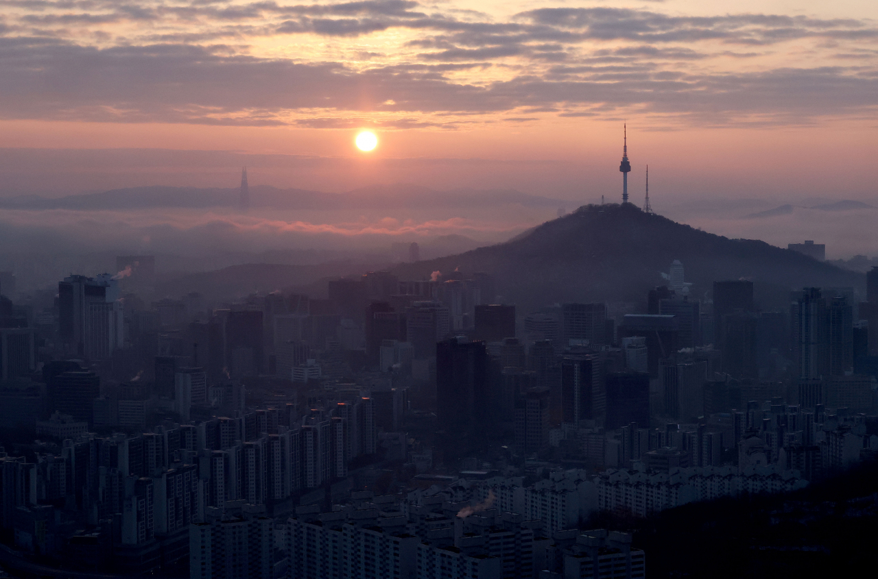 The sun rises over the fog-shrouded capital city of Seoul on Jan. 1. (Yonhap)