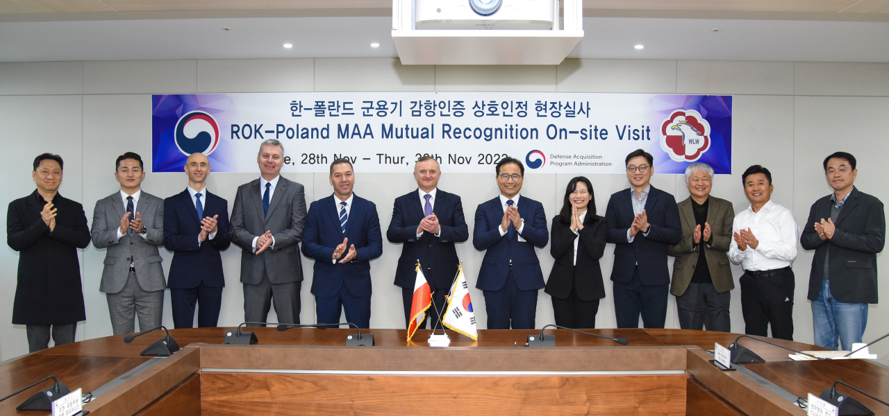 Senior officials of the Polish defense ministry pose for a photo following their on-site visit for a mutual recognition agreement for military airworthiness certification at the Defense Acquisition Program Administration office in Gwacheon on Sunday. (Defense Acquisition Program Administration)