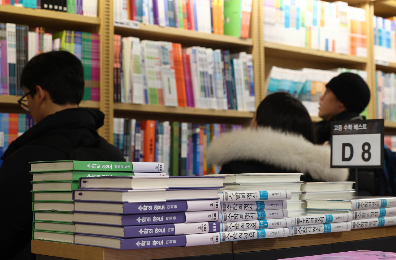 Students browse books at a bookstore on Dec. 27. (Yonhap)